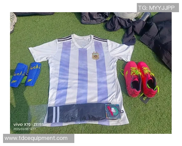 昔日足球巨星重返绿茵场再展风采引发球迷热议与期待