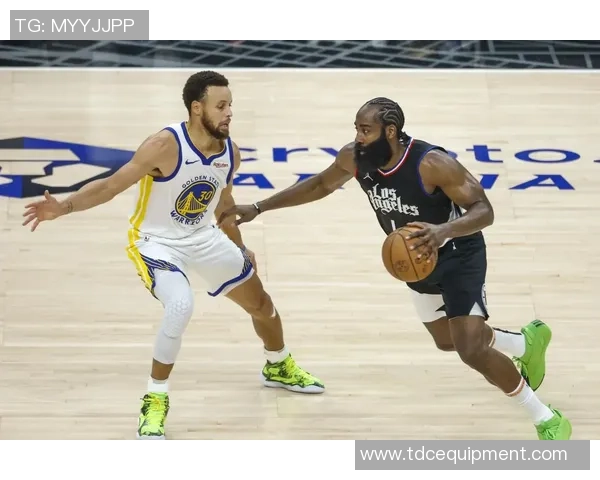 足球明星与篮球明星哈登的巅峰对决与运动生涯精彩瞬间探讨 足球明星与篮球明星哈登的巅峰对决与运动生涯精彩瞬间探讨