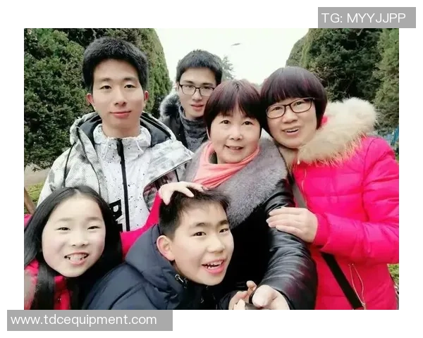 足球明星与儿子温馨互动瞬间展现父子情深的幸福时光 足球明星与儿子温馨互动瞬间展现父子情深的幸福时光