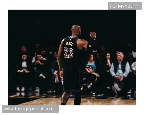 足球巨星詹姆斯的辉煌生涯与个人魅力全解析 足球巨星詹姆斯的辉煌生涯与个人魅力全解析