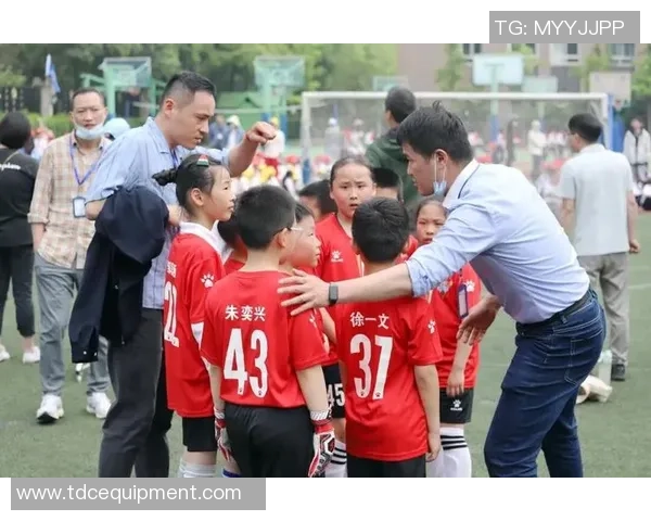 足球明星课堂上悠闲吃零食引发热议学习与休闲如何平衡 足球明星课堂上悠闲吃零食引发热议学习与休闲如何平衡
