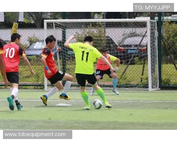 足球明星身着白袍展现优雅风采的精彩瞬间合集 足球明星身着白袍展现优雅风采的精彩瞬间合集