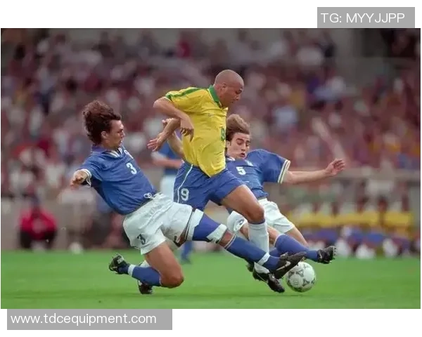 邻居们一起欣赏足球明星的精彩瞬间与激情时刻 邻居们一起欣赏足球明星的精彩瞬间与激情时刻